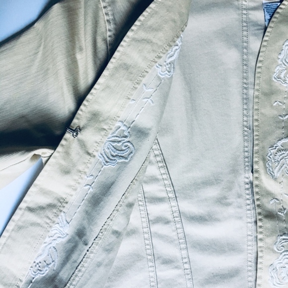 Women's Beautiful Beige Embroidered KiKit Women's - Picture 4 of 8